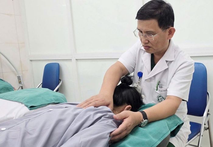Bác sĩ Khoa Y học cổ truyền, bệnh viện Bạch Mai xoa bóp bấm huyệt co người bệnh.