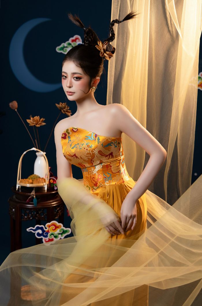 Sinh năm 2002 tại Quảng Ninh, Thùy Trang tốt nghiệp chuyên ngành Quản trị khách sạn, Đại học Thương mại. Cô đang hoạt động với vai trò người mẫu ảnh tự do và theo đuổi lĩnh vực nghệ thuật.