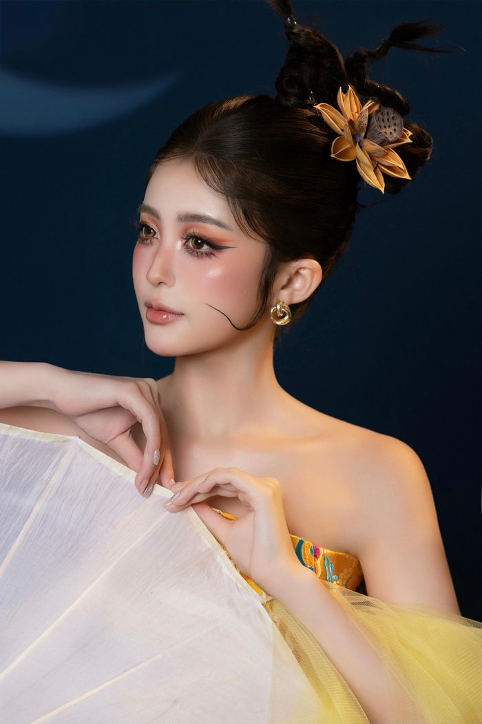 Với bộ ảnh này, Thùy Trang muốn đưa những hình ảnh quen thuộc của Trung thu vào không gian mới, kết hợp vẻ đẹp truyền thống với ngôn ngữ thời trang hiện đại. Đây cũng là cách người đẹp lưu giữ cảm xúc về mùa đoàn viên trong một dấu mốc mới trên hành trình nghệ thuật.