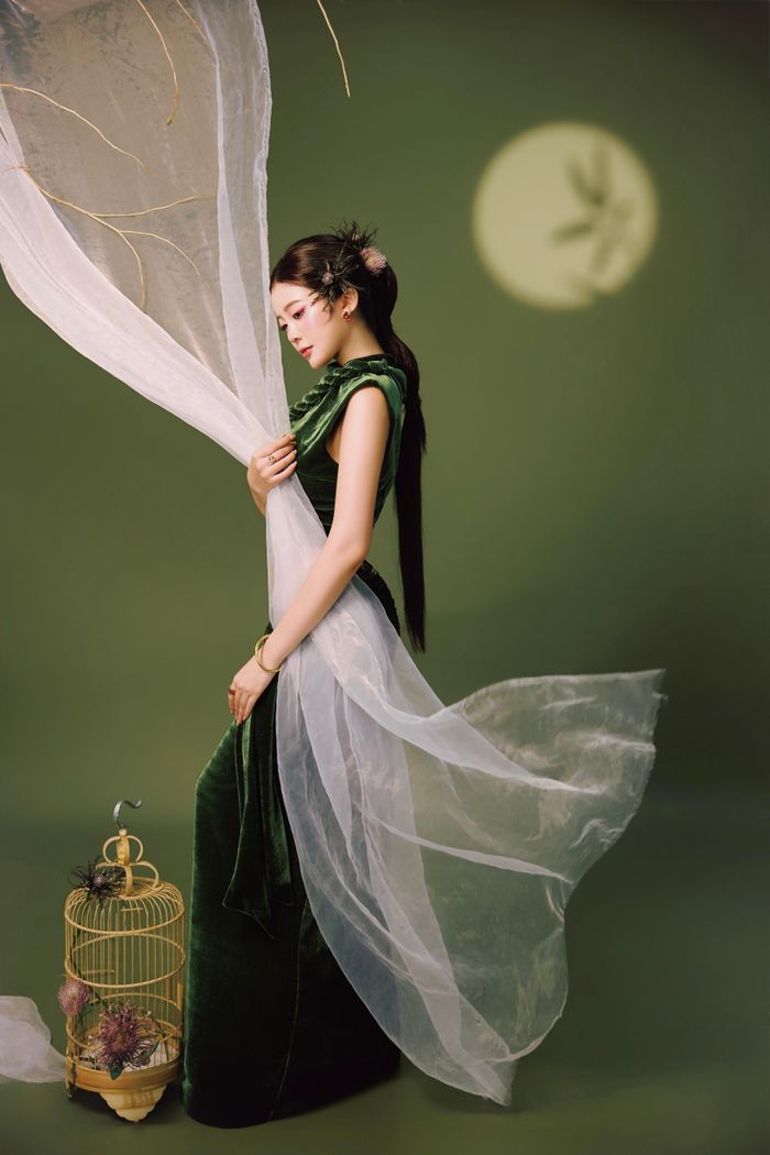 Người đẹp nhận thấy Trung thu ngày nay có nhiều thay đổi. Các hoạt động vui chơi, cách trang trí, những bộ ảnh hay sản phẩm dành cho mùa lễ được đầu tư công phu hơn, mang màu sắc hiện đại và đa dạng. Dù vậy, cô cho rằng giá trị của sự sum vầy vẫn là điều làm nên ý nghĩa riêng của Tết Trung thu.