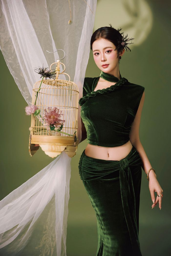 Với Thùy Trang, Trung thu là dịp gợi lại những ký ức cùng gia đình. Nếu như khi còn nhỏ, cô mong chờ những chiếc bánh, chờ trăng tròn và những buổi tối vui chơi cùng bạn bè thì khi trưởng thành, điều người đẹp trân trọng hơn là cảm giác được trở về bên những người thân yêu.