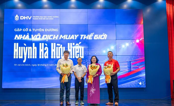 Hữu Hiếu tại Lễ tuyên dương của Trường Đại học Hùng Vương TP.HCM.