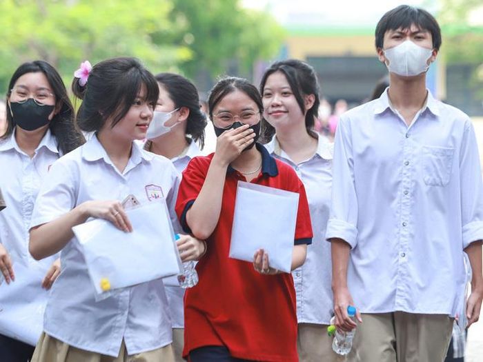 Dự thảo bỏ điểm cộng IELTS từ năm 2027 được các chuyên gia ngoại ngữ đồng tình vì giảm bất công và các cuộc đua tốn kém mà học sinh không có điều kiện khó tiếp cận.