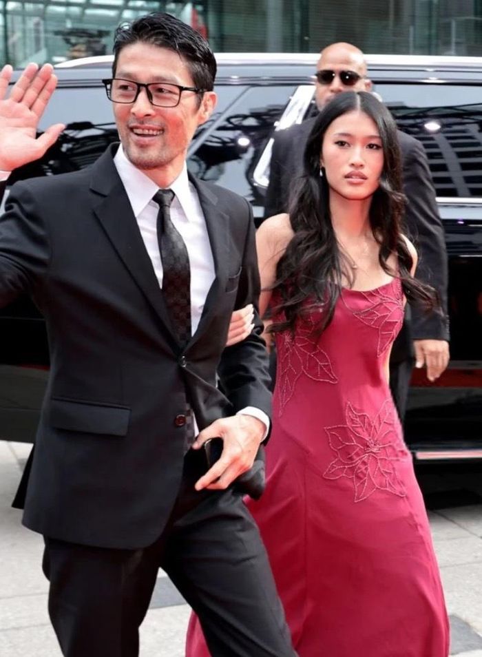 Ở tuổi 21, ái nữ nhà Johnny Trí Nguyễn gây ấn tượng với gương mặt mang nét đẹp hiện đại và phong thái đĩnh đạc trước ống kính truyền thông quốc tế. 