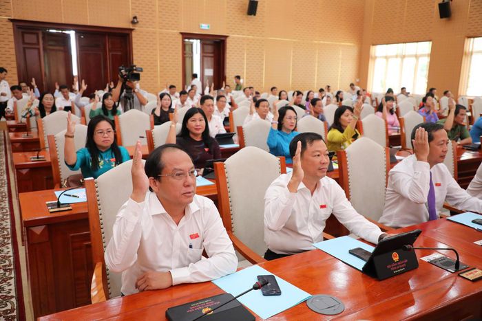 Đại biểu HĐND tỉnh An Giang thông qua nghị quyết thống nhất thành lập 22 phường. (Ảnh: Anh Nhật)