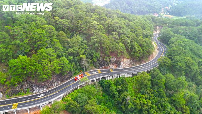 Trong bối cảnh thời tiết được dự báo còn diễn biến phức tạp, ông Hồ Văn Mười, Chủ tịch UBND tỉnh yêu cầu tăng cường khảo sát, phát hiện và xử lý kịp thời các sự cố sạt trượt trên những tuyến giao thông huyết mạch của tỉnh để bảo vệ an toàn cho người dân và du khách.