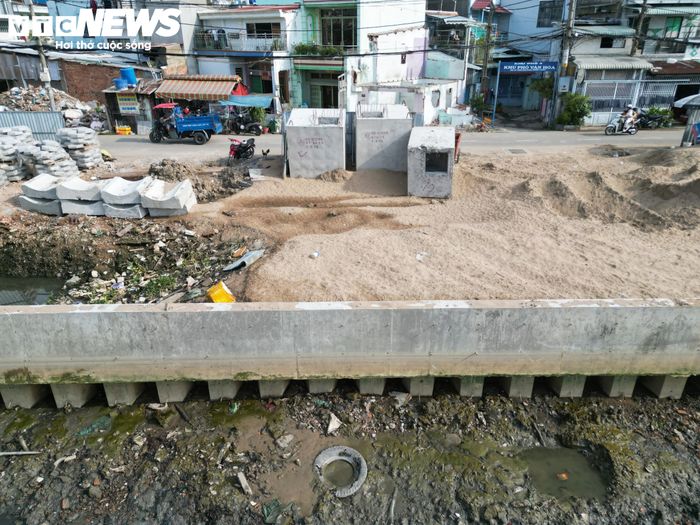 Trước khi dự án triển khai, khu vực bờ bắc kênh Đôi có nhiều căn nhà nằm san sát, lụp xụp dọc theo kênh. Sau hơn một năm thi công và giải phóng mặt bằng, cảnh quan khu vực từng bước được chỉnh trang.
