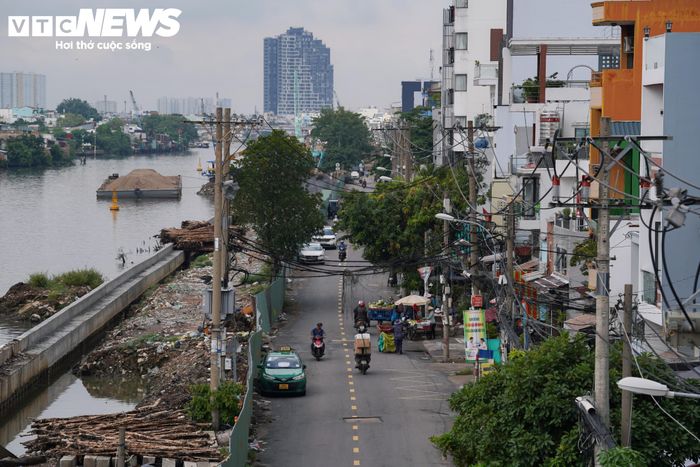 Toàn tuyến bờ nam kênh Đôi dọc đường Phạm Thế Hiển dài khoảng 8,8 km, dự kiến thu hồi đất của 6.161 trường hợp. Trong đó, 5.807 trường hợp giải tỏa toàn phần và 354 trường hợp giải tỏa một phần. Các dự án hướng tới mở rộng đường Phạm Thế Hiển dọc bờ nam kênh Đôi lên 30 m; xây dựng kè, hệ thống thoát nước mưa, nước thải, hào kỹ thuật, cây xanh, chiếu sáng, công viên cây xanh và khu thể dục thể thao.