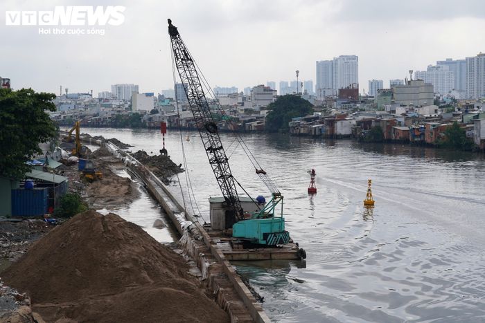 Dự án được khởi công tháng 8/2025, có tổng chiều dài khoảng 4,7 km, đi qua phường Phú Định và phường Chánh Hưng, được chia thành 3 gói thầu xây lắp để triển khai. Theo kế hoạch, 2 gói thầu dự kiến hoàn thành vào cuối tháng 9/2026, gói còn lại hoàn thành vào tháng 12/2026.
