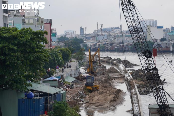 Hiện công tác giải phóng mặt bằng của dự án đang được các địa phương tiếp tục thực hiện. Cụ thể, tại phường Chánh Hưng, 795/799 trường hợp đã bàn giao mặt bằng, đạt 99,49% diện tích thu hồi. Có 172 trường hợp được bố trí căn hộ tái định cư. Hiện còn 4 hộ chưa bàn giao mặt bằng do vướng mắc về giá bồi thường.