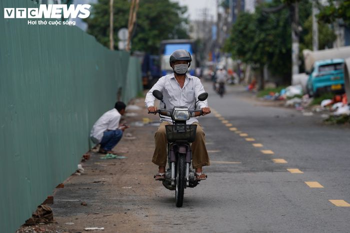 Ông Trần Văn Tám (ngụ phường Chánh Hưng) cho biết trước đây người dân sống trong tình trạng ô nhiễm, đặc biệt những ngày nắng nóng thường xuất hiện mùi hôi từ kênh. Khi trời mưa, nước cùng rác thải có thời điểm tràn lên khu dân cư. 