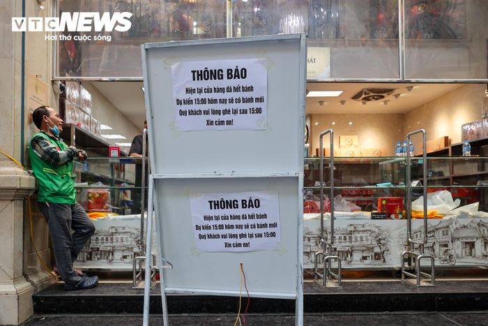 Nhiều thời điểm, cửa hàng hết bánh, việc mua bán bị gián đoạn, thời gian chờ đợi lại kéo dài.