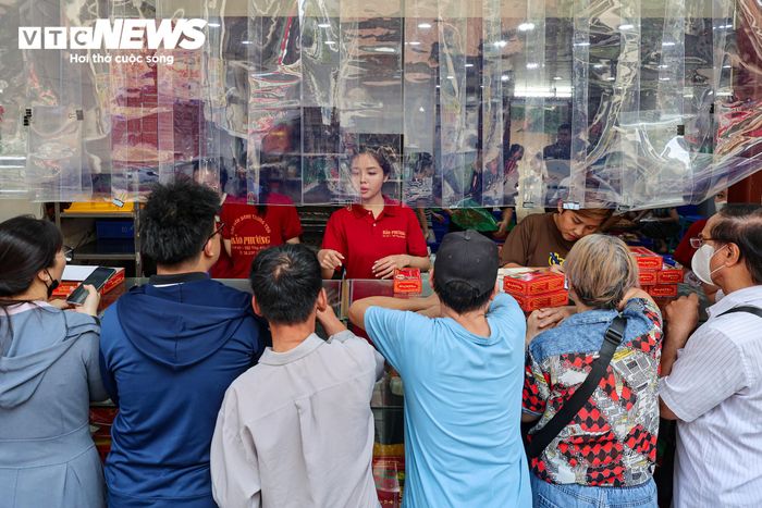 Với hơn 70 năm, bánh trung thu ở đây đã trở nên rất quen thuộc với người Hà Nội, đặc biệt được thế hệ lớn tuổi ưa chuộng.