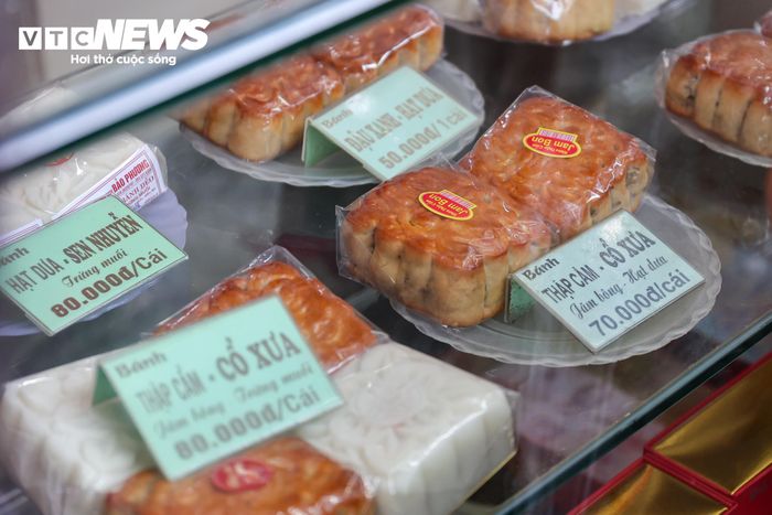 Các loại bánh nướng, bánh dẻo mang hương vị truyền thống với nhân hạt sen, thập cẩm, đậu xanh...Năm nay, giá bánh tăng khoảng 5.000 đồng/chiếc so với năm trước, dao động 50.000 - 80.000 đồng. So với các loại bánh hiện đại, mức giá này có vẻ “mềm” hơn.