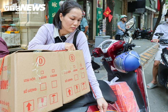 Tương tự, chị Hoàng Huế từ xã Đan Phượng đi hơn 30km và mất hơn 3 tiếng đồng hồ để mua 25 chiếc bánh Trung thu.