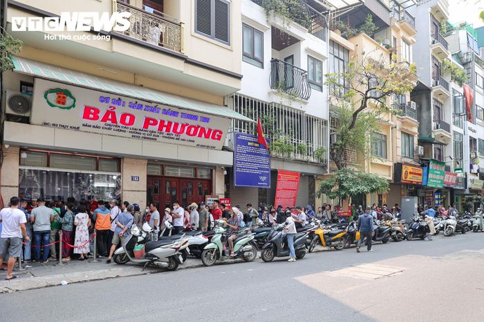 Còn 3 ngày nữa đến Tết Trung thu, cửa hàng bánh truyền thống trên phố Thụy Khuê tấp nập khách đổ về mua.
