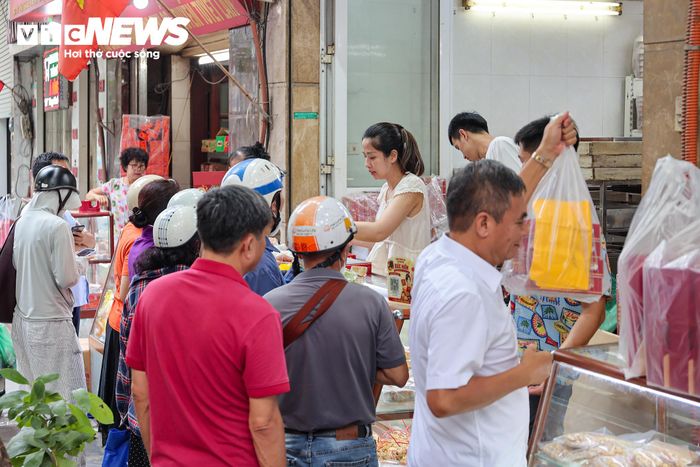 Không chỉ Bảo Phương, nhiều cơ sở kinh doanh bánh trung thu truyền thống khác cũng đông khách khi ngày rằm tháng Tám đang đến gần.