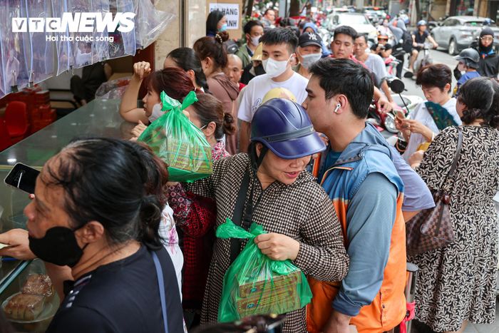 Dù phải chờ đợi nhiều giờ nhưng dòng người xếp hàng trước cửa hàng vẫn không ngớt.