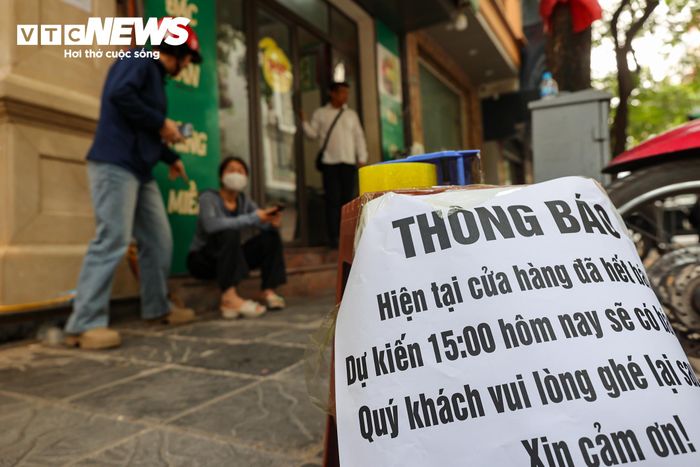 Nhưng khách vẫn ngồi chờ để tránh việc phải xếp hàng lại từ đầu.
