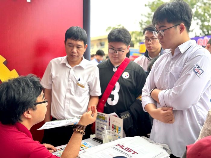 Thí sinh nghe tư vấn tại ngày hội tuyển sinh đại học - cao đẳng 2026.