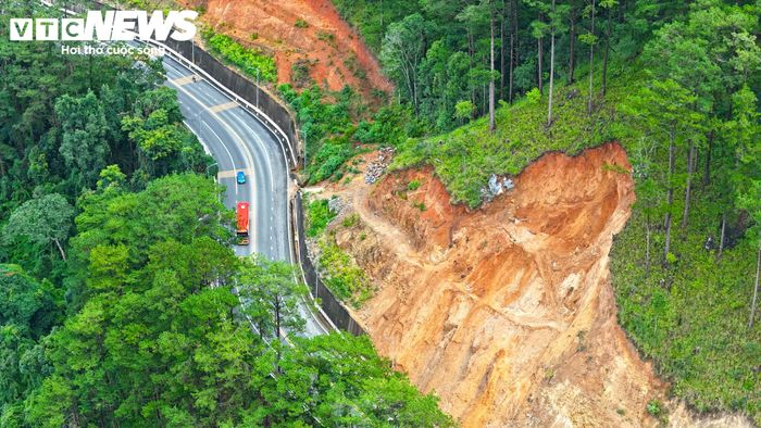 Đèo Prenn xuất hiện nhiều điểm sạt lở lớn.