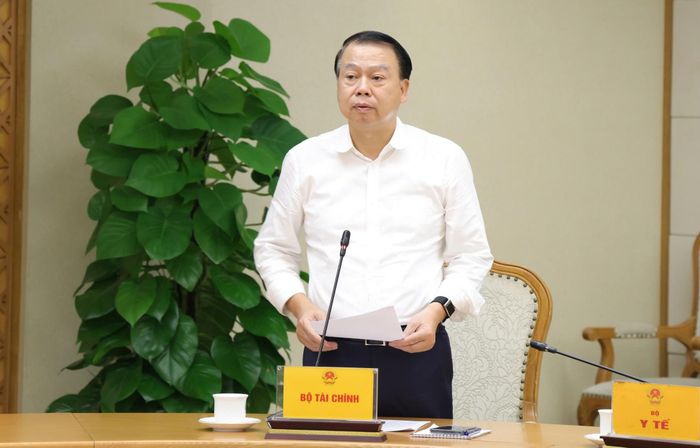 Thứ trưởng Bộ Tài chính Nguyễn Đức Chi báo cáo tại cuộc họp.
