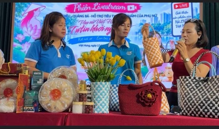 Sản phẩm túi đan thủ công của chị Đặng Thị Thu Thủy, hội viên Chi hội Phụ nữ Tổ dân phố Việt Hưng 4 (giữa ảnh) "chốt" được 20 đơn hàng sau phiên livestream. Ảnh: PV