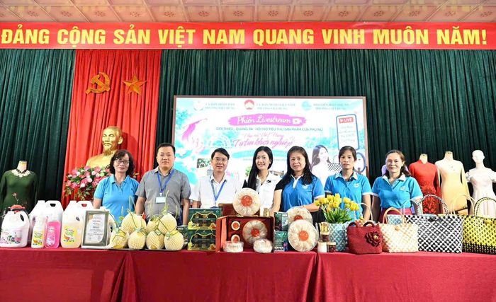 Lãnh đạo UBND, Ủy ban MTTQ Việt Nam phường và chị em hội viên phụ nữ phường Việt Hưng tham gia giới thiệu sản phẩm tại phiên livestream. Ảnh: PV