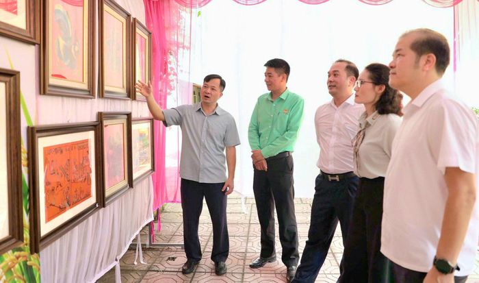 Hội nông dân xã Sơn Đồng giúp hội viên, hợp tác xã quảng bá sản phẩm làng nghề. Ảnh: Duyên Lê