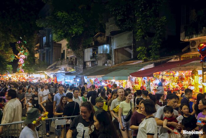 Hàng hóa bày bán tại các gian hàng chủ yếu là đèn lồng, đồ chơi, mô hình trang trí làm từ giấy, bìa, nhựa, vải... Đây là những chất liệu dễ bắt cháy, biến khu phố thành nơi tập trung lượng lớn chất cháy tiềm ẩn rủi ro cao.
