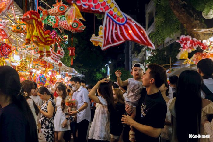 Lượng người đổ về đông đúc gây sức ép lớn lên hạ tầng giao thông và không gian sinh hoạt. Cùng với đó, hệ thống thiết bị điện chiếu sáng, trang trí hoạt động hết công suất liên tục, làm gia tăng nguy cơ quá tải điện và gây khó khăn lớn cho công tác thoát nạn nếu xảy ra sự cố.
