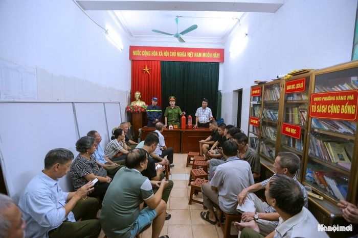 Trước tình hình trên, đảm bảo an toàn PCCC&CNCH dịp lễ Trung Thu năm 2026, Công an phường Hoàn Kiếm, Phòng Kinh tế - Hạ tầng & Đầu tư phường Hoàn Kiếm và Đội CC&CNCH Khu vực số 7 (CATP Hà Nội) đã đồng loạt ra quân kiểm tra an toàn PCCC tại các cơ sở, hộ dân trên tuyến phố Hàng Mã và khu vực phụ cận.