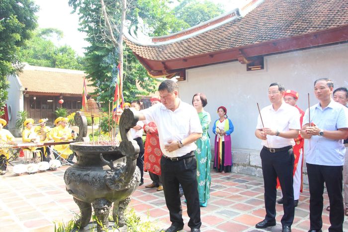 Lãnh đạo phường Giảng Võ cùng đông đảo nhân dân và du khách thập phương dâng hương tại đền thờ Quý phi Thánh mẫu Hạo Nương. Ảnh: MH