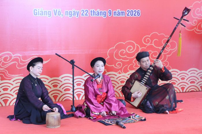 NSƯT Bạch Vân trình diễn ca trù tại lễ hội. Ảnh: MH