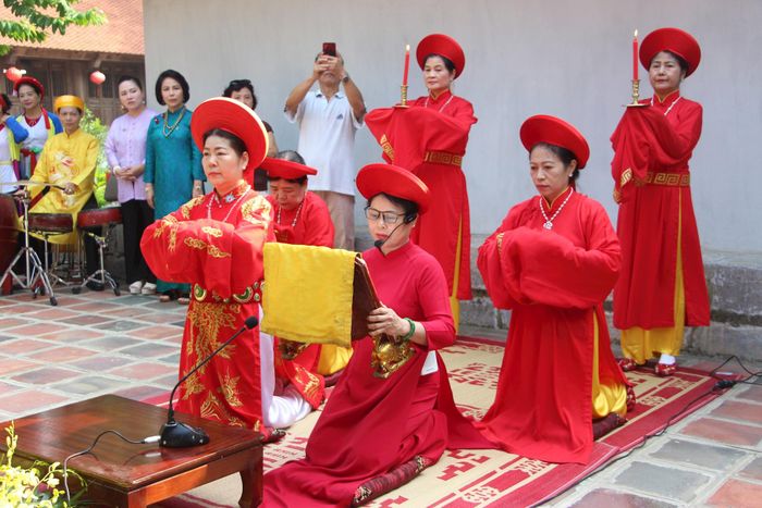 Nghi thức tuyên đọc Ngọc phả tại lễ hội. Ảnh: MH