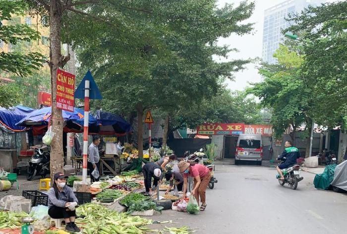 Hà Nội triển khai các giải pháp xử lý “chợ cóc”, điểm kinh doanh tự phát. Ảnh: PV