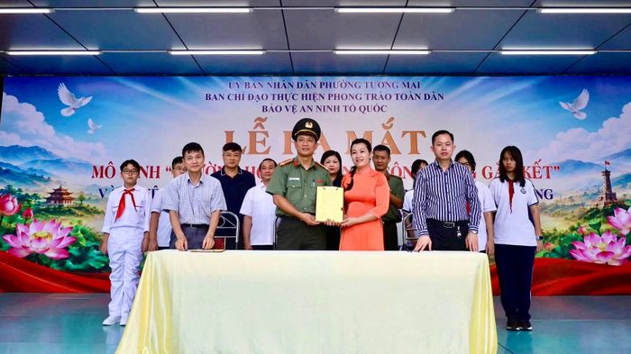 Mô hình “Trường học văn minh - Cộng đồng gắn kết” là sự kết hợp tuyên truyền và phổ biến giáo dục pháp luật về trật tự an toàn giao thông. Ảnh: PV