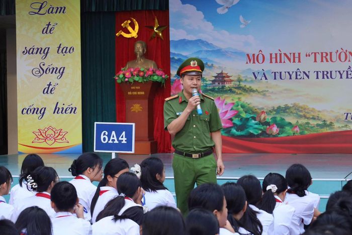 Công an phường Tương Mai phổ biến giáo dục pháp luật về Trật tự, an toàn giao thông cho học sinh. Ảnh: PV