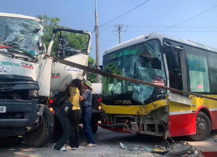 Nhiều người tham gia cứu hộ lái xe. Ảnh: Đức Tuấn