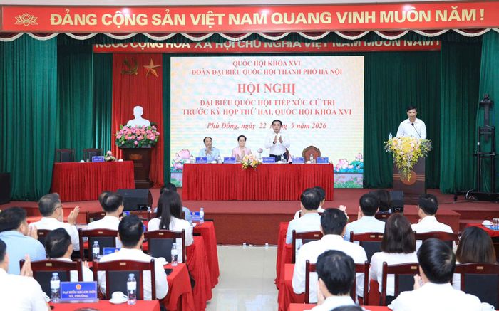 Bí thư Thành ủy, Trưởng đoàn đại biểu Quốc hội thành phố Hà Nội Trần Đức Thắng và các đại biểu Quốc hội Đơn vị bầu cử số 10 tiếp xúc cử tri. Ảnh Quang Thái