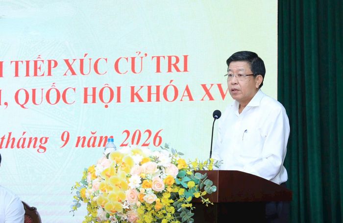 Phó Chủ tịch Thường trực UBND thành phố Hà Nội Dương Đức Tuấn phát biểu tiếp thu và trả lời ý kiến cử tri. Ảnh Quang Thái