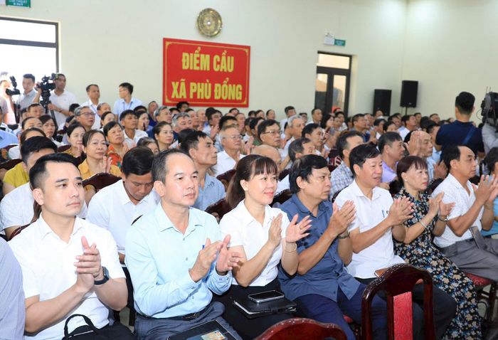 Cử tri dự hội nghị tiếp xúc với đại biểu Quốc hội tại điểm cầu xã Phù Đổng. Ảnh Quang Thái
