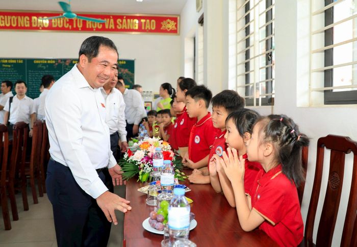 Bí thư Thành ủy Hà Nội Trần Đức Thắng trò chuyện thân mật cùng học sinh Trường Tiểu học Thiên Đức. Ảnh: Quang Thái