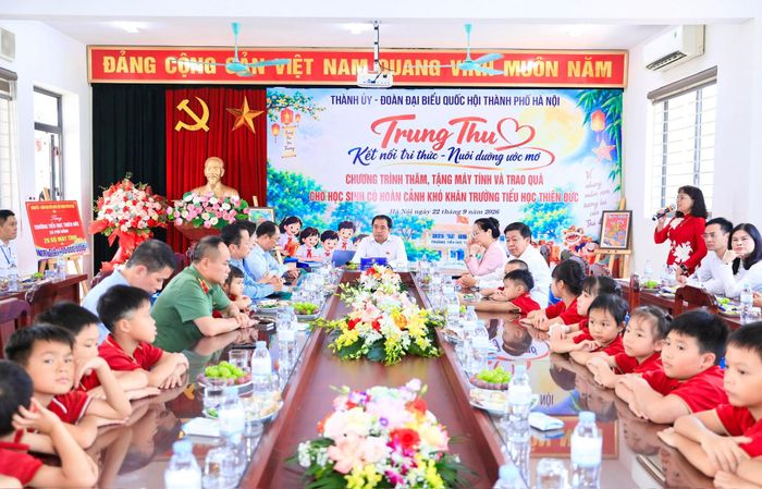 Hiệu trưởng Trường Tiểu học Thiên Đức Thạch Thị Phương phát biểu cảm ơn Đoàn công tác của thành phố. Ảnh Quang Thái