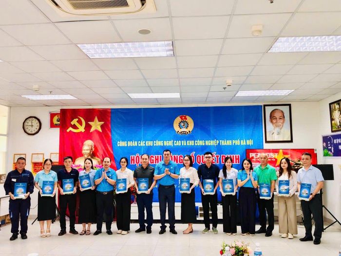 Lãnh đạo Công đoàn các Khu công nghệ cao và Khu công nghiệp thành phố Hà Nội trao quyết định thành lập cho đại diện Ban Chấp hành lâm thời của các Công đoàn cơ sở. Ảnh: PV