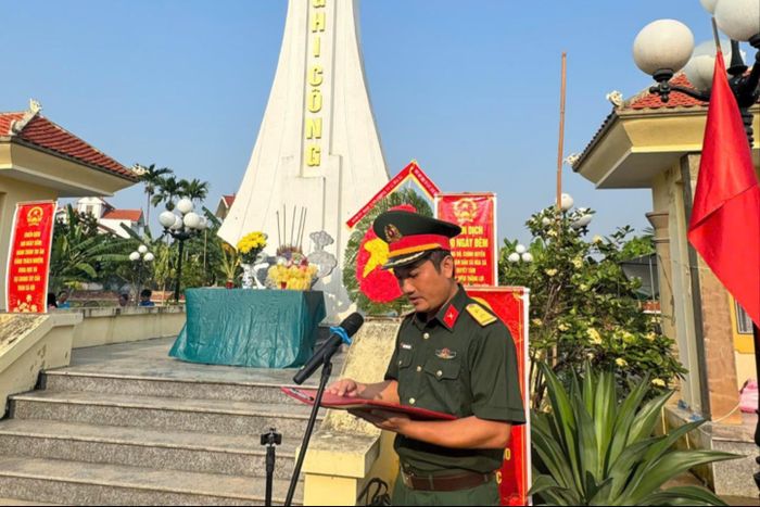 Trung tá Trần Phương Tùng, Chính trị viên phó Ban Chỉ huy Quân sự xã Hòa Xá trang trọng đọc lời kính cáo trước anh linh các Anh hùng liệt sĩ. Ảnh: Mai Hoa