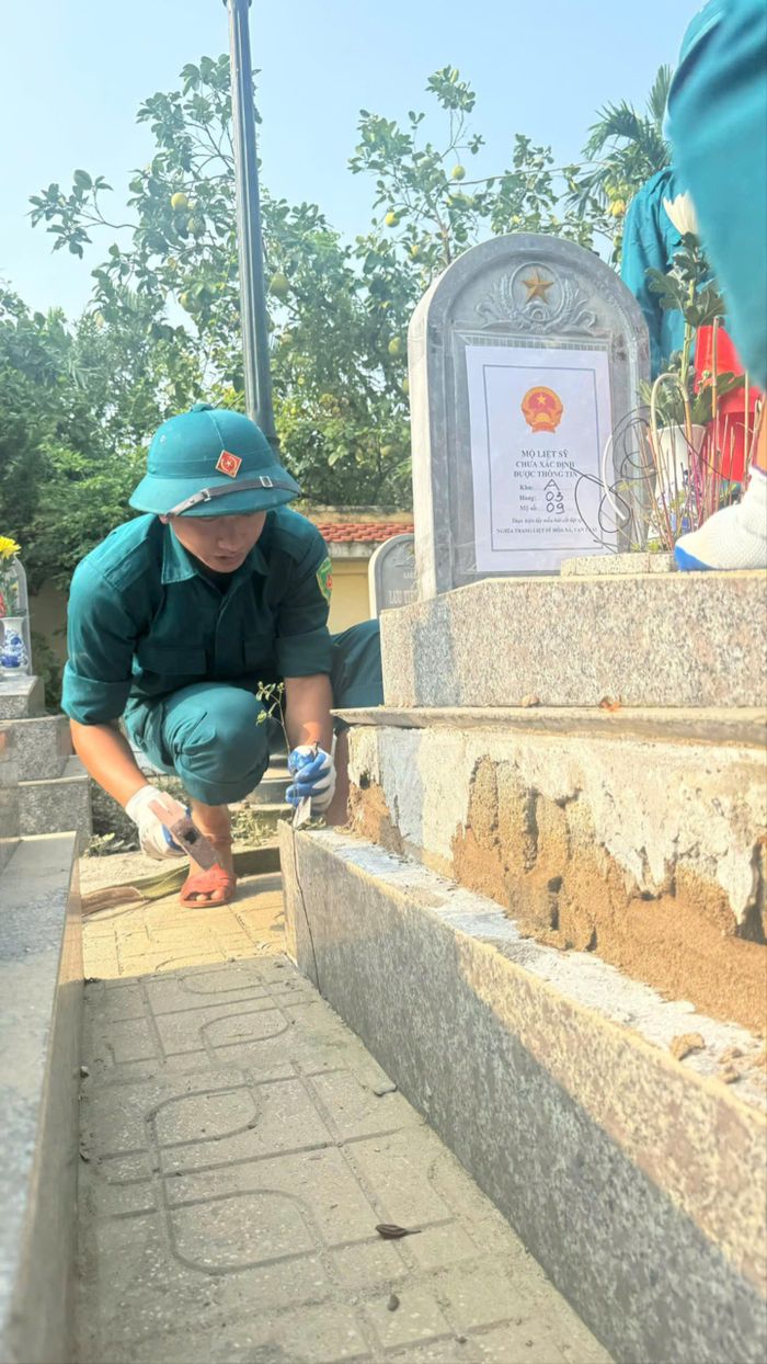 Chiến sĩ Nguyễn Văn Hiếu (Trung đội Dân quân thường trực xã Hòa Xá) tập trung thực hiện nhiệm vụ tại thực địa. Ảnh: Mai Hoa