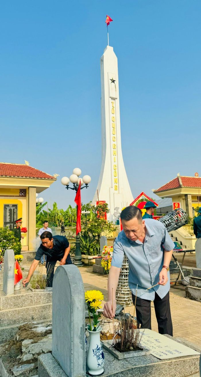 Phó Bí thư Đảng ủy, Chủ tịch UBND xã Hòa Xá Dương Tuấn Anh thắp hương trên phần mộ liệt sĩ chưa xác định danh tính tại Nghĩa trang liệt sĩ Hòa Xá. Ảnh: Mai Hoa