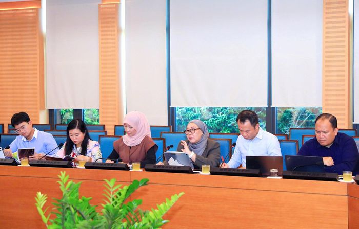 Đại diện lãnh đạo tập đoàn JLG (Malaysia) trao đổi tại buổi làm việc. Ảnh: Liên Hà