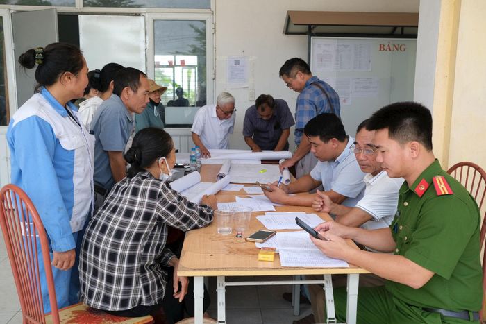 Người dân thôn Thanh Trí, xã Kim Anh kê khai thông tin dữ liệu đất đai. Ảnh Sỹ Hào